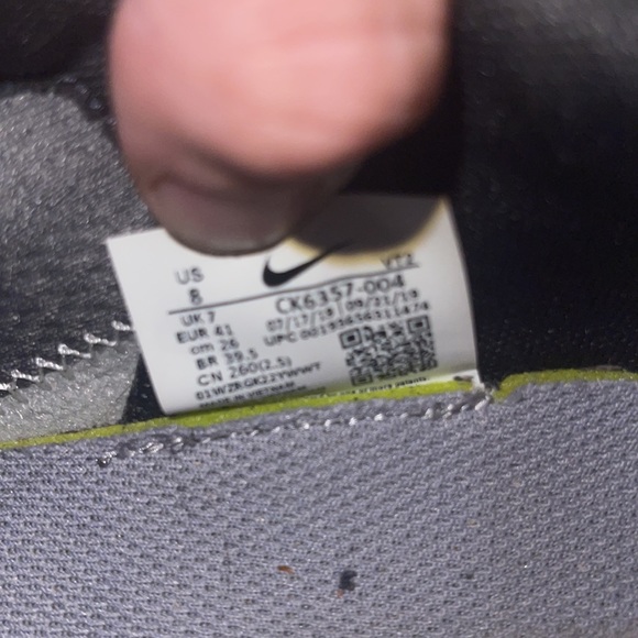 Nike shoes almost brand new - Picture 3 of 3